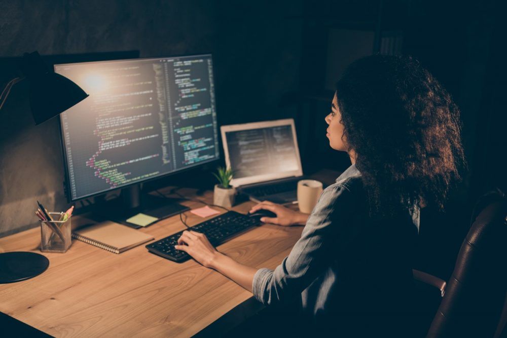 habilidades-que-um-profissional-de-ti-precisa-ter profissionais de TI trabalhando na frente do computador