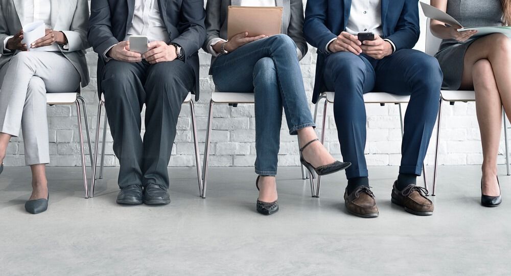 4-processos-de-recrutamento-e-selecao-de-empresas-de-sucesso.jpeg pessoas sentadas aguardando o processo de recrutamento em uma empresa