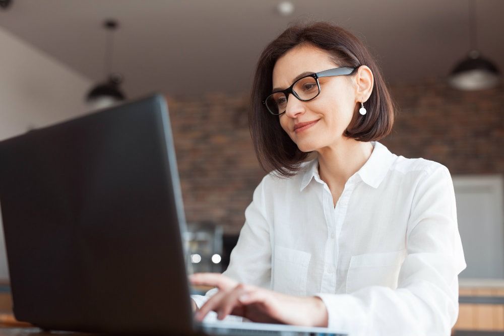 software-de-rh-como-ele-pode-otimizar-o-processo-de-recrutamento-e-selecao.jpeg mulher utilizando um notebook, analisando um software de RH