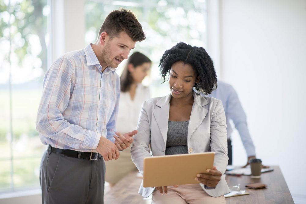 como-escolher-o-software-ideal-para-os-processos-de-recrutamento-e-selecao.jpeg homem e mulher conversando sobre o processo de recrutamento e seleção