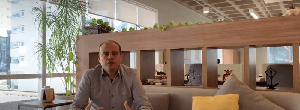 escritório Reachr Marcelo Braga dando entrevista no lounge do escritório Reachr