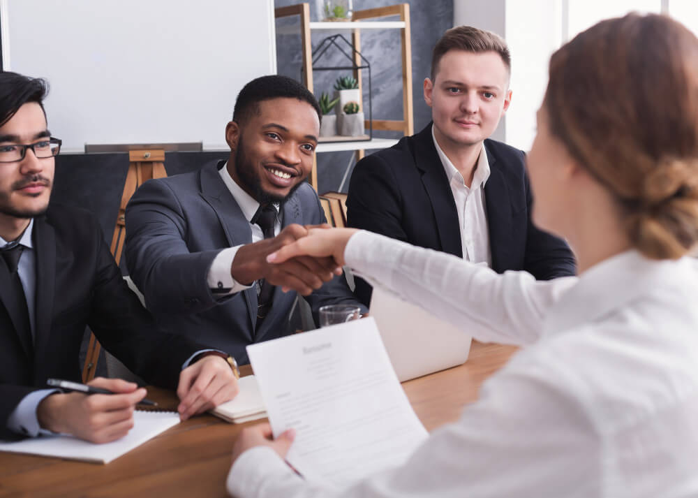 empresas-de-recrutamento-e-seleção profissionais de RH fechando uma contratação, orientados por empresas de recrutamento e seleção