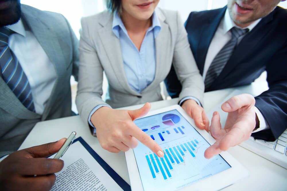 businesswoman-pointing-to-the-increase-in-sales (1) ERP e recursos humanos