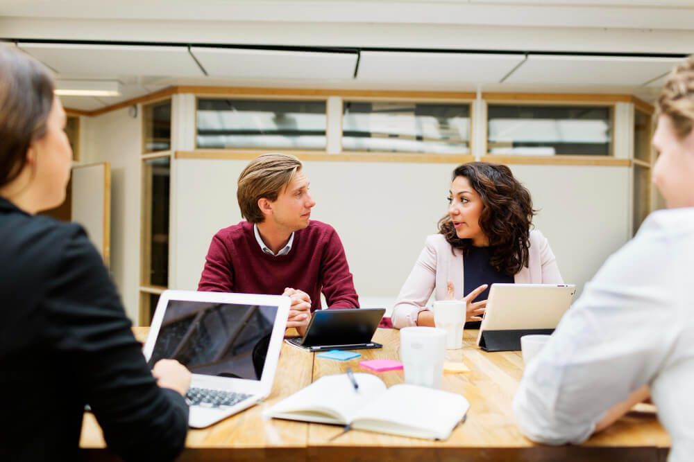 business-people-discussing-at-office-cafeteria (1) cultura organizacional
