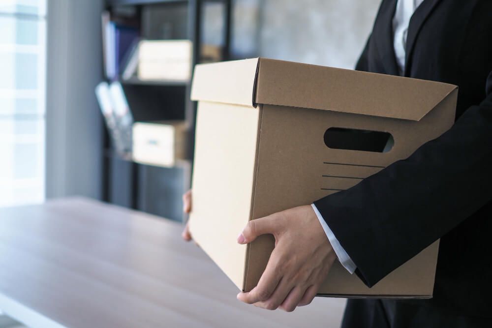 business-people-walking-and-carrying-things-contain-personal-items-for-the-job-change-brown-cardboard-boxes-unemployment-or-resignation-ideas (1) turnover o que é