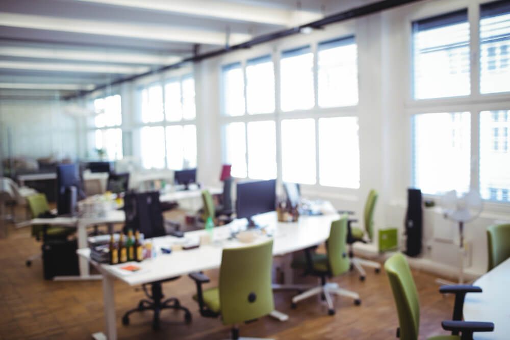 empty-office-workplace-with-table-and-chair (1) absenteísmo
