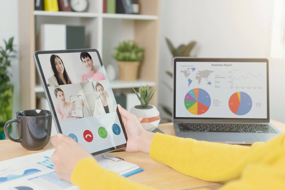 businesspeople-virtual-video-conference-meeting-plan-analysis-graph-company-finance-strategy-statistics-success-concept-and-planning-for-future-in-office-room (1) futuro do trabalho