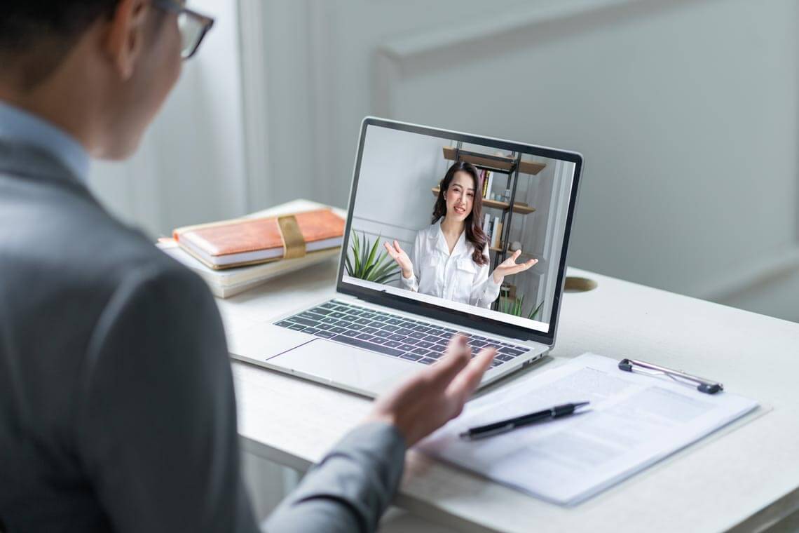 asian-male-manager-interviewing-candidates-remotely-via-videocall-minify (1) plataforma de recrutamento