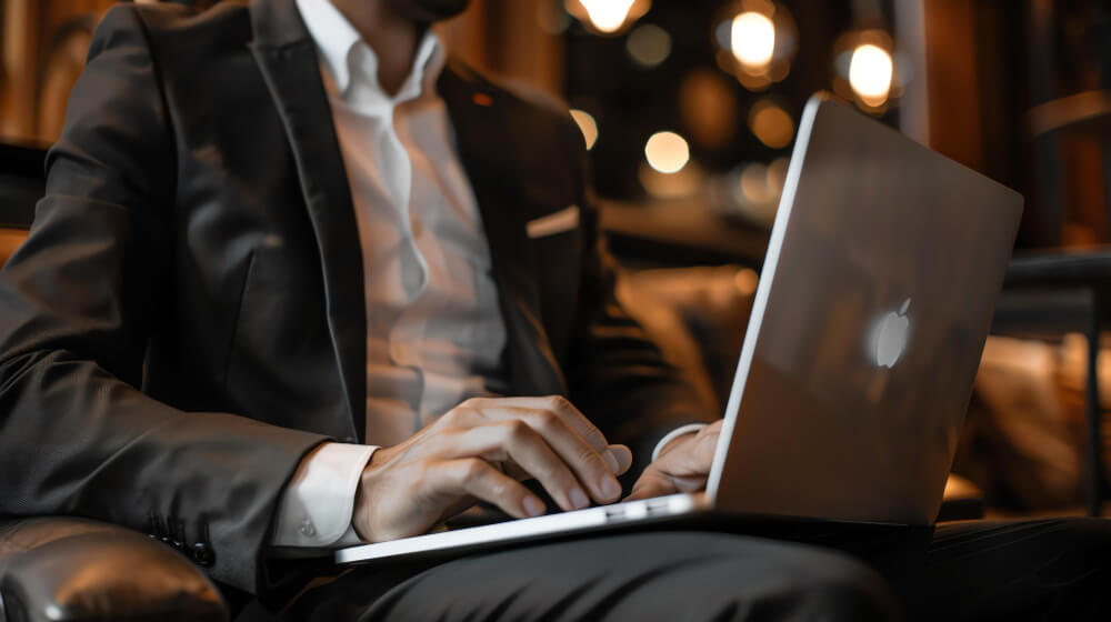 automacao-recrutamento homem realizando trabalho de recrutamento e seleção no computador utilizando a automação do recrutamento para facilitar sua vida