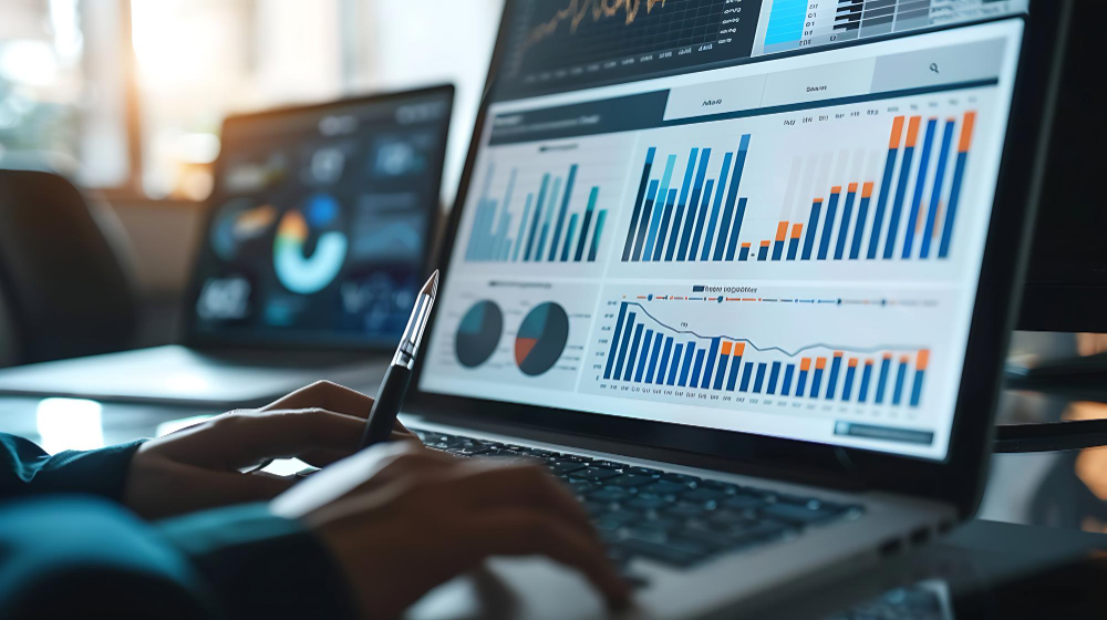 Gestão de Dados Pessoa olhando para um painel de métricas e analisando os dados expostos.